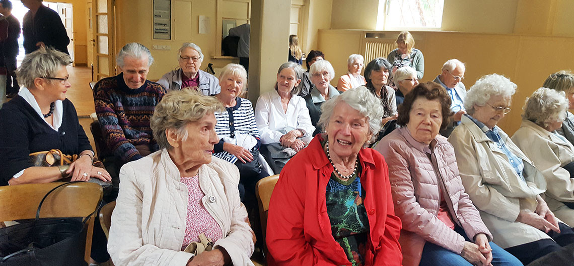 Die Bewohner der Residenz warten auf den Beginn eines Konzerts in der Seniorenresidenz