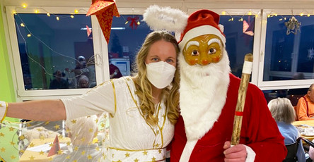 Im ProCurand Pflegestift Pfarrer Lukas waren die Engel und er Nikolaus an Weihnachten zu Besuch.