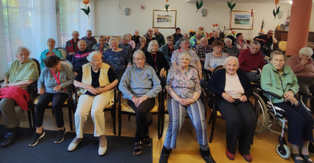 Im ProCurand Seniorenzentrum Am Herzogschloss herrschte große Vorfreude: Die Cafeteria füllte sich rasch, als die Theatergruppe Palatina zur Aufführung einlud.