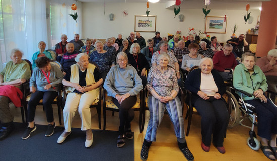Im ProCurand Seniorenzentrum Am Herzogschloss herrschte große Vorfreude: Die Cafeteria füllte sich rasch, als die Theatergruppe Palatina zur Aufführung einlud.