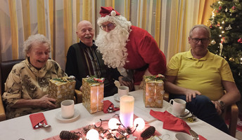 Der Weihnachtsmann kam zur Bescherung in die ProCurand Seniorenresidenz Cottbus.