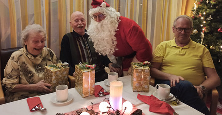 Der Weihnachtsmann kam zur Bescherung in die ProCurand Seniorenresidenz Cottbus.