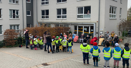 Der Chamer Kindergarten Arche Naoh zu Besuch beim ProCurand Pflegestift Pfarrer Lukas