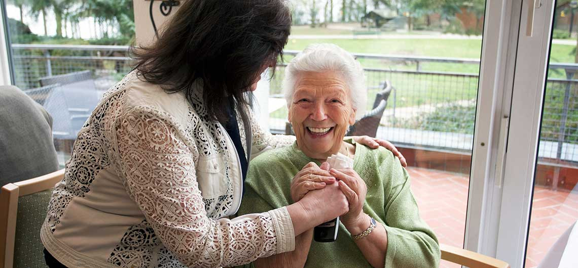 Das Verhältnis zwischen Bewohnern und Pflegeteam Seniorenresidenz Sanft am See in Senftenberg ist von gegenseitigem Respekt und Freundlichkeit geprägt