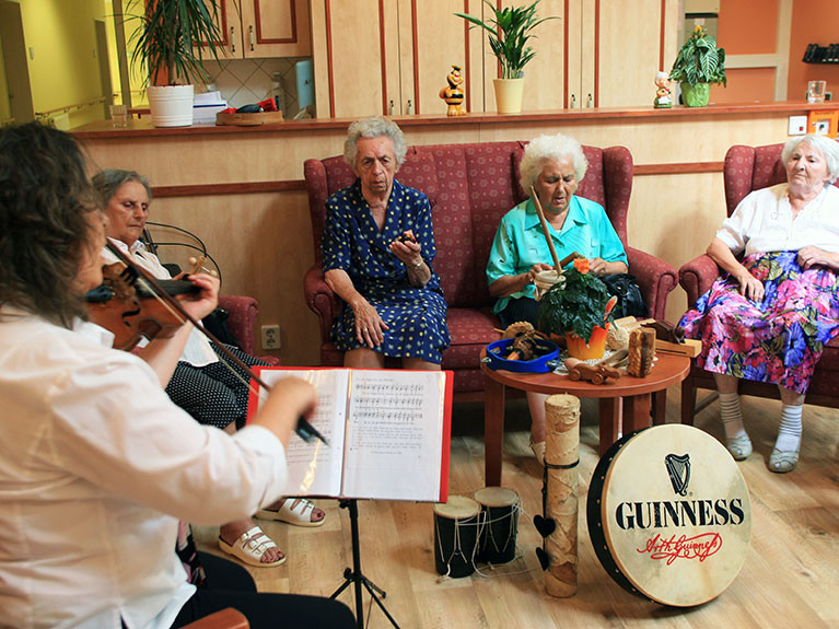Seniorinnen der Residenz am See in Senftenberg musizieren gemeinsam in der Musikrunde