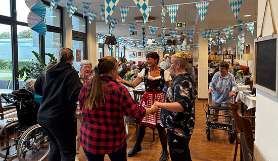 Fröhliche Wiesn-Stimmung in der ProCurand Seniorenresidenz Bölschestraße: Bewohner*innen und Gäste feiern in Tracht, tanzen und genießen das Oktoberfest.
