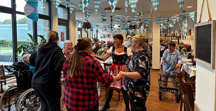Fröhliche Wiesn-Stimmung in der ProCurand Seniorenresidenz Bölschestraße: Bewohner*innen und Gäste feiern in Tracht, tanzen und genießen das Oktoberfest.