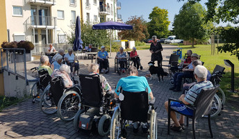 Besuchshund Lenny erfreut die Bewohner*innen der ProCurand Seniorenresidenz Am Hufeisensee in Halle-Büschdorf