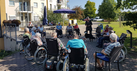 Besuchshund Lenny erfreut die Bewohner*innen der ProCurand Seniorenresidenz Am Hufeisensee in Halle-Büschdorf