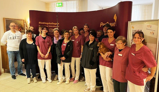 Das Team der ProCurand Seniorenresidenz Senftenberg posiert zusammen und zeigt dabei spürbaren Teamgeist und gute Laune beim Gesundheitstag.
