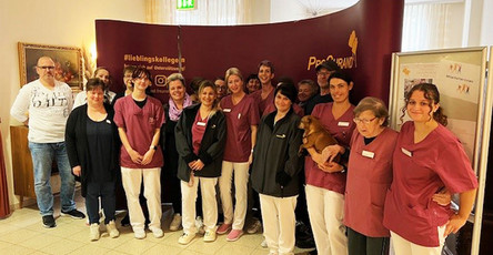 Das Team der ProCurand Seniorenresidenz Senftenberg posiert zusammen und zeigt dabei spürbaren Teamgeist und gute Laune beim Gesundheitstag.