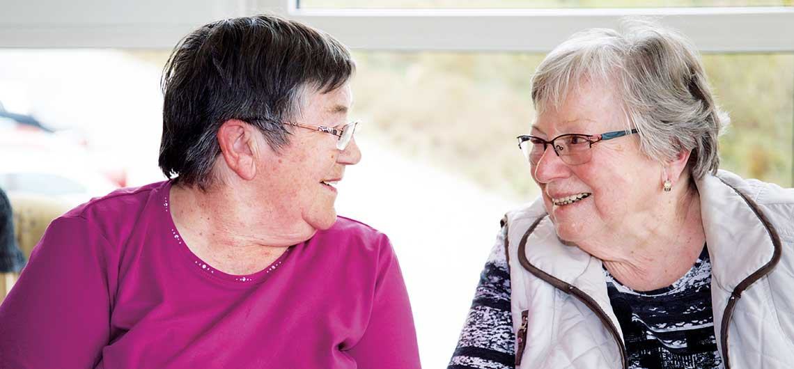 Zwei Freundinnen in der Seniorenresidenz Sanft am See in Senftenberg im Gespräch vertieft