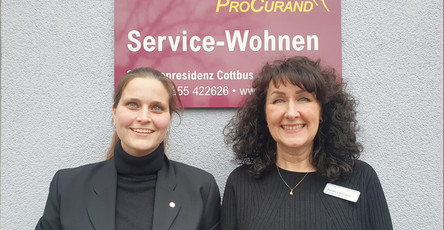 SPD-Politikerin Maja Wallstein und Daniela Landsberg, Einrichtungsleitung der ProCurand Seniorenresidenz Cottbus.