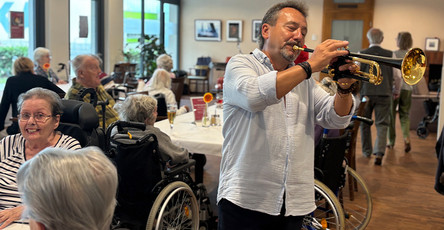Musiker Kiril Janev begeistert im Restaurant Vier Jahreszeiten der ProCurand Seniorenresidenz Bölschestraße mit seiner Trompete und sorgt für heitere Stimmung beim Tanztee.
