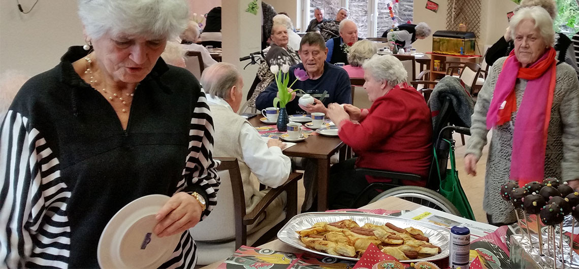 Besucher der Tagespflege feiern ein gemeinsames Fest im Seniorenwohnpark Nächst Neuendorf in Zossen