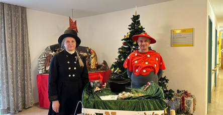 An Neujahr verkleideten sich die Mitarbeiter*innen des ProCurand Pflegestift Pfarrer Lukas als Glückspilz und Schornsteinpfegerin.