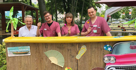 Sowohl Senior*innen als auch Mitarbeiter*innen haben Spaß beim Sommerfest der ProCurand Seniorenresidenz Am Krökentor