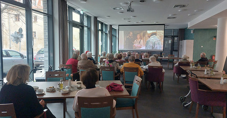 Endlich war es soweit: Nach langer Vorbereitungszeit konnten die Mieter*innen der ProCurand Residenz Hallorenring ihren ersten Kinonachmittag mit dem Film „Der Vorname“ genießen, bei dem Popcorn und gute Stimmung nicht fehlten.