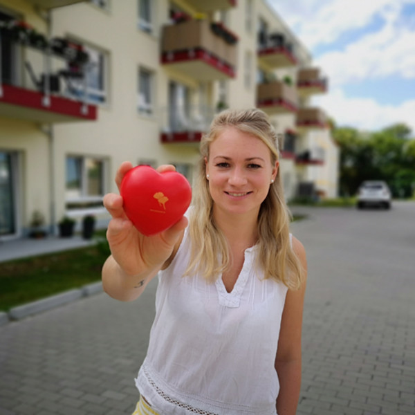 ProCurand Strausberg Ambulante Pflege Wriezener Straße Pflegedienstleitung Sarah ProCurand Strausberg Ambulante Pflege Wriezener Straße Pflegedienstleitung Sarah mit ProCurand Herzhand vor Betreutem Wohnen