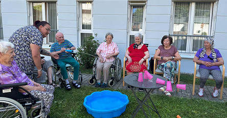 Bewohner*innen und Mitarbeiter*innen des ProCurand Pflegestifts Pfarrer Lukas liefern sich bei sommerlichen Temperaturen eine fröhliche Wasserschlacht – für Abkühlung und ganz viel Spaß!