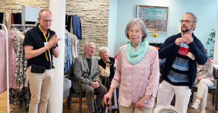Mit Spaß und Stil auf dem Laufsteg: Mitarbeitende und Ehrenamtliche zeigen Mode direkt in der ProCurand Havelpalais.