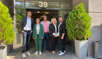 Sabine Dittmar, Staatssekretärin, zusammen mit dem Team des Standorts der ProCurand Seniorenresidenz Havelpalais. Bei ihrem Besuch tauschen sie sich über die Herausforderungen und Chancen in der Pflege aus.