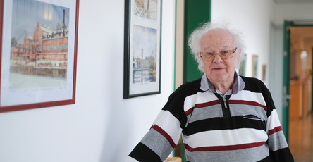 Künstler Peter Schirner vor seinen Bildern in der ProCurand Seniorenresidenz Eberswalde