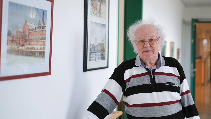 Künstler Peter Schirner vor seinen Bildern in der ProCurand Seniorenresidenz Eberswalde