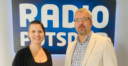 Einrichtungsleiter Enrico Hennig und Pflegedienstleitung Melanie Micka-Herzmann von der ProCurand Seniorenresidenz Havelpalais zu Gast bei Radio Potsdam