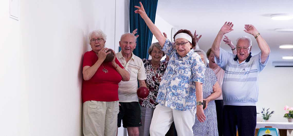 Die hotelähnliche Seniorenresidenz bietet sogar eine Kegelbahn