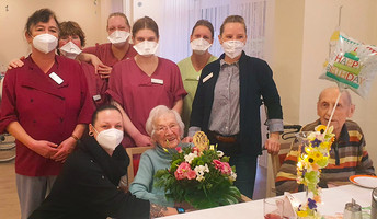 Das Team des Seniorenstifts Neuenhagen-Hauptstraße gratuliert der 100-Jährigen zum Geburtstag.