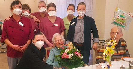 Das Team des Seniorenstifts Neuenhagen-Hauptstraße gratuliert der 100-Jährigen zum Geburtstag.
