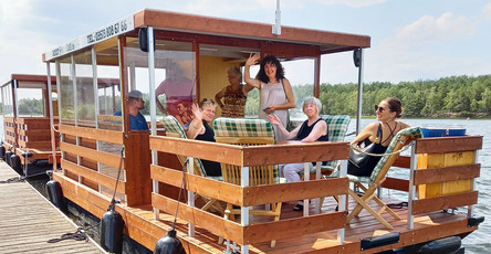 Team Cottbus auf einem Hausboot auf dem Senftenberger See