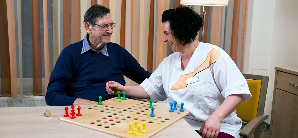 Gemeinsames Spielen macht Freude und stärkt die Gemeinschaft zwischen Personal und Bewohnern