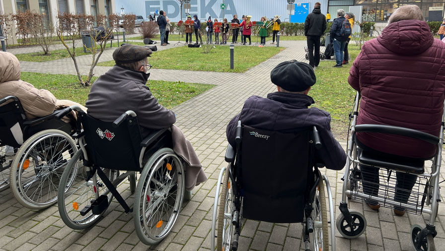 Die Senior*innen der ProCurand Seniorenresidenz Bölschestraße genossen das Blaskonzert.