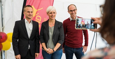 Einrichtungsleiter Norman Musilak, Pflegedienstleitung Nadine Bredo und Geschäftsführer Daniel Schuster (v.li.n.re.) bei der Eröffnungsfeier