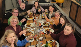 Das Team der ProCurand Ambulanten Pflege Wannsee/Schlachtensee bei der Weihnachtsfeier im Hofbräuhaus Mitte beim gemeinsamen Abendessen.
