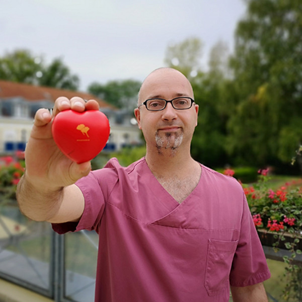 ProCurand Seniorenresidenz Ferch Pflegekraft Matthias ProCurand Seniorenresidenz Ferch Pflegekraft Matthias mit ProCurand Herz