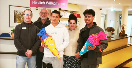 In der ProCurand Seniorenresidenz Park Sanssouci begrüßen Team und Azubis gemeinsam den neuen Ausbildungsjahrgang.