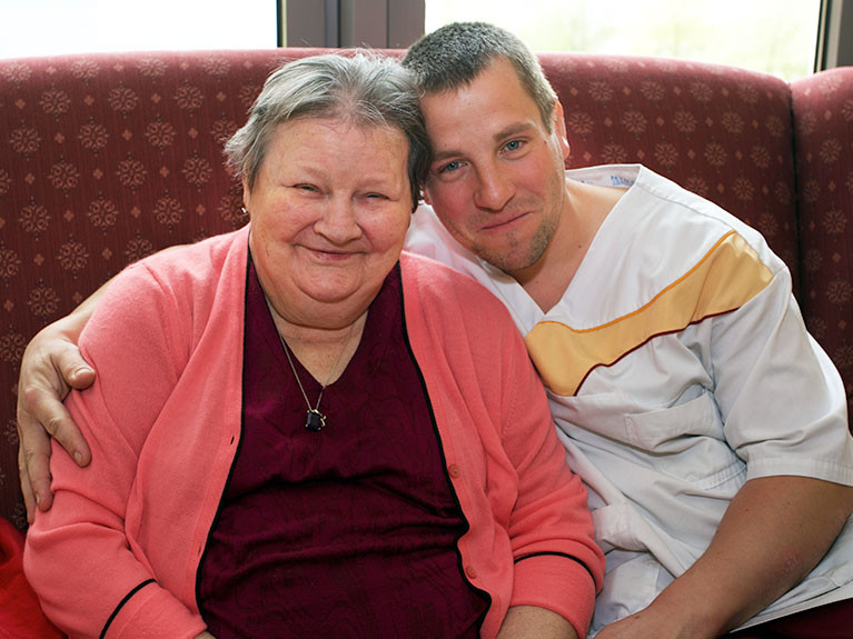 Das Verhältnis zwischen Bewohnern und Pflegeteam der Seniorenresidenz Senftenberg ist von gegenseitigem Respekt und Freundlichkeit geprägt