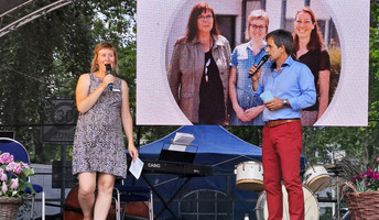 Sozialkoordinatorin Tina Braun auf der Bühne beim Sommerfest der WG-Johannisthal
