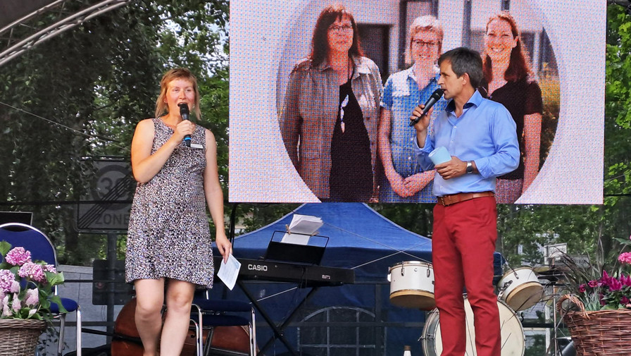 Sozialkoordinatorin Tina Braun auf der Bühne beim Sommerfest der WG-Johannisthal