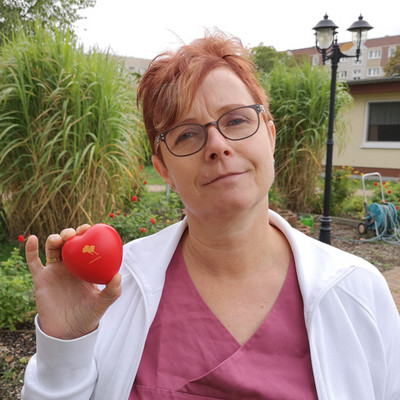 ProCurand Altenpflegerin Cathrin vor der Seniorenresidenz Senftenberg