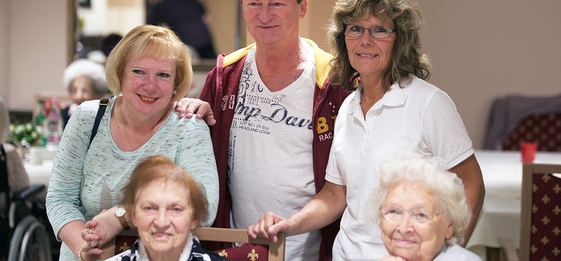 Angehörige besuchen Bewohnerin im Seniorenstift Neuenhagen