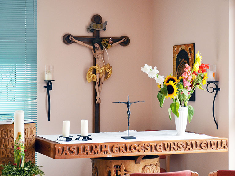 In unserer eigenen Kapelle finden regelmäßig katholische Gottesdienste statt.