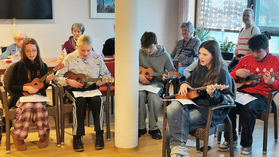 Schüler*innen des Hannah-Arendt-Gymnasiums musizieren mit Ukulelen bei der Weihnachtsfeier der Bewohner*innen in der ProCurand Seniorenresidenz Havelpalais.