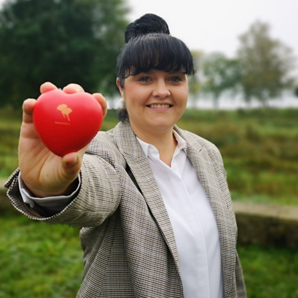 ProCurand Pflegedienstleitung Nadine vor der Seniorenresidenz Sanft am See ProCurand Pflegedienstleitung Nadine vor der Senftenberger Seniorenresidenz Sanft am See mit ProCurand Herz