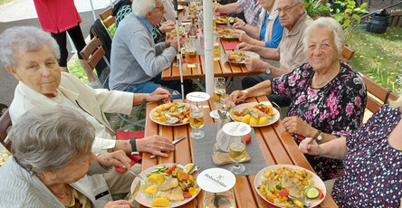 Mittagessen beim Ausflug der Seniorenresidenz Cottbus in den Barfußpark Dahme/Spree