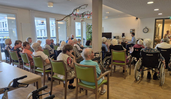 In der ProCurand Seniorenresidenz Bölschestraße lauschen die Senior*innen gespannt dem stimmungsvollen Pfingstkonzert von Pianist Soheil Nasseri.