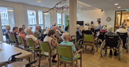 In der ProCurand Seniorenresidenz Bölschestraße lauschen die Senior*innen gespannt dem stimmungsvollen Pfingstkonzert von Pianist Soheil Nasseri.